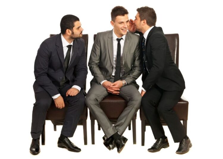 Më shumë thashetheme bëjnë gratë apo burrat? Studimi e thotë qartë!