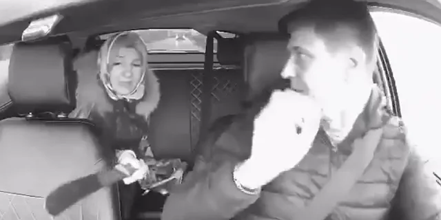 VIDEO/ E pazakontë në Rusi, gruaja nxjerr hanxharin ndaj taksistit vetëm sepse nuk i pëlqeu muzika