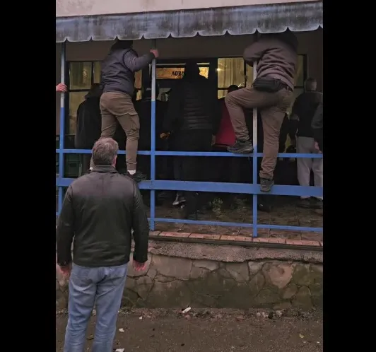 Zgjedhjet lokale në Serbi: Përleshje masive, shishe fluturuese, karrige dhe dërrasa