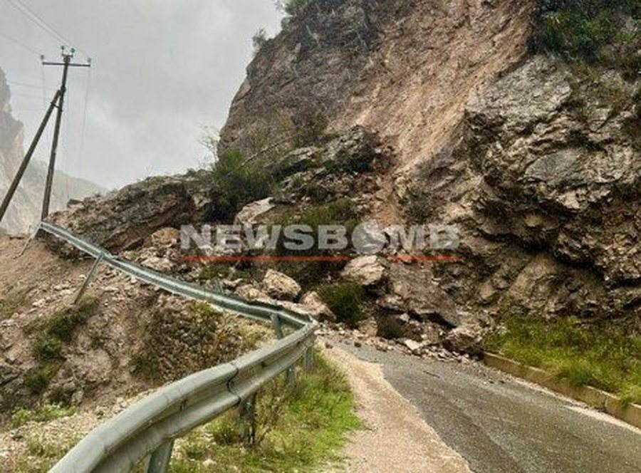 VIDEO-LAJM/ Bllokohet rruga në Bovillë! Shkëmbinjtë MASIVË rrëshqasin nga mali