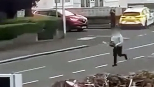 Shqiptari 32-vjeçar në Skoci ndjek policin me sharrë elektrike