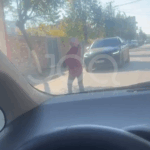 Pamje shqetësuese: E moshuara u del para makinave për të kërkuar para