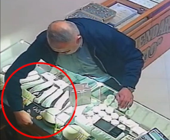 Klienti vjedh unazën me pesë gurë diamanti