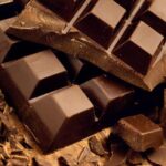 Çokollata e zezë përmban kafeinë dhe teobrominë