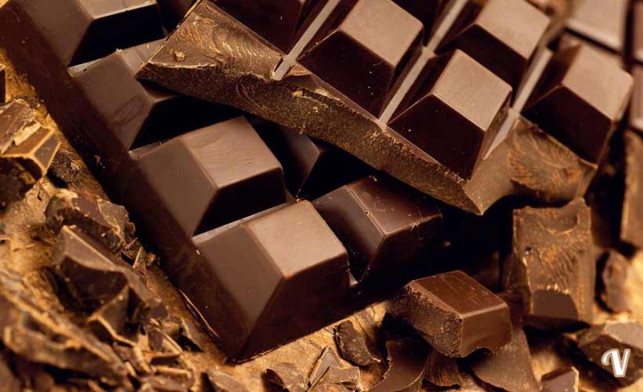 Çokollata e zezë përmban kafeinë dhe teobrominë