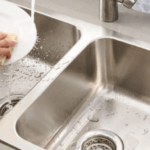 Ja gjërat që nuk duhet t’i mbani kurrë në hapësirën poshtë lavamanit