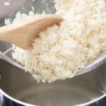 A duhet ta lani apo jo orizin përpara gatimit?