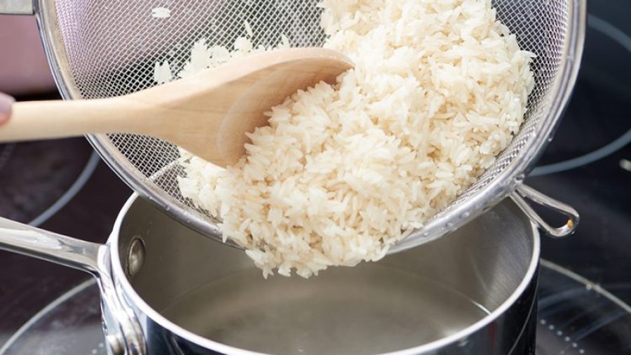 A duhet ta lani apo jo orizin përpara gatimit?