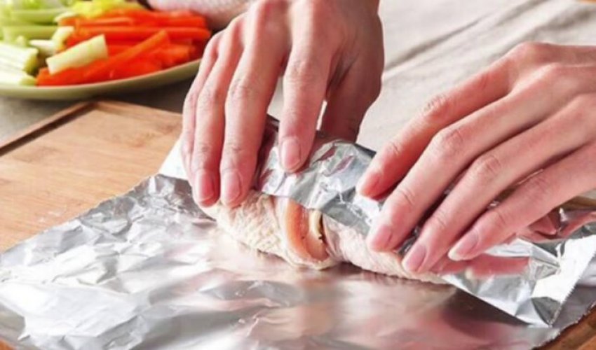A duhet të ruani ushqimet e mbetura në letër alumini? Ja çfarë duhet të dini