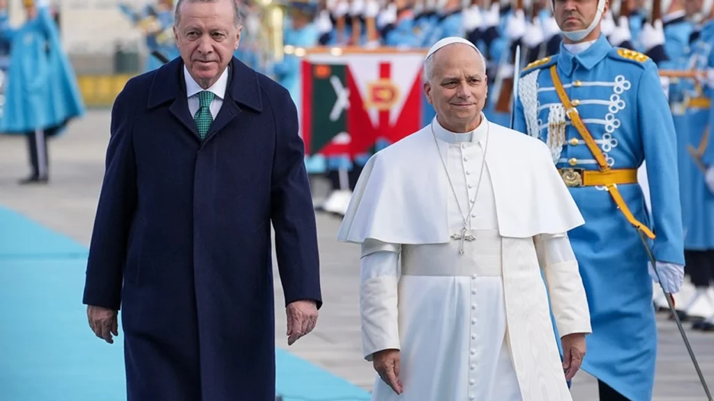 Papa përshëndet ushtarët turq në turqisht, momenti që po bën bujë