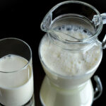 10 arsye pse duhet të pini qumësht përpara se të flini gjumë