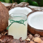 A është uji i arrës së kokosit pija ideale për të rënë nga pesha?