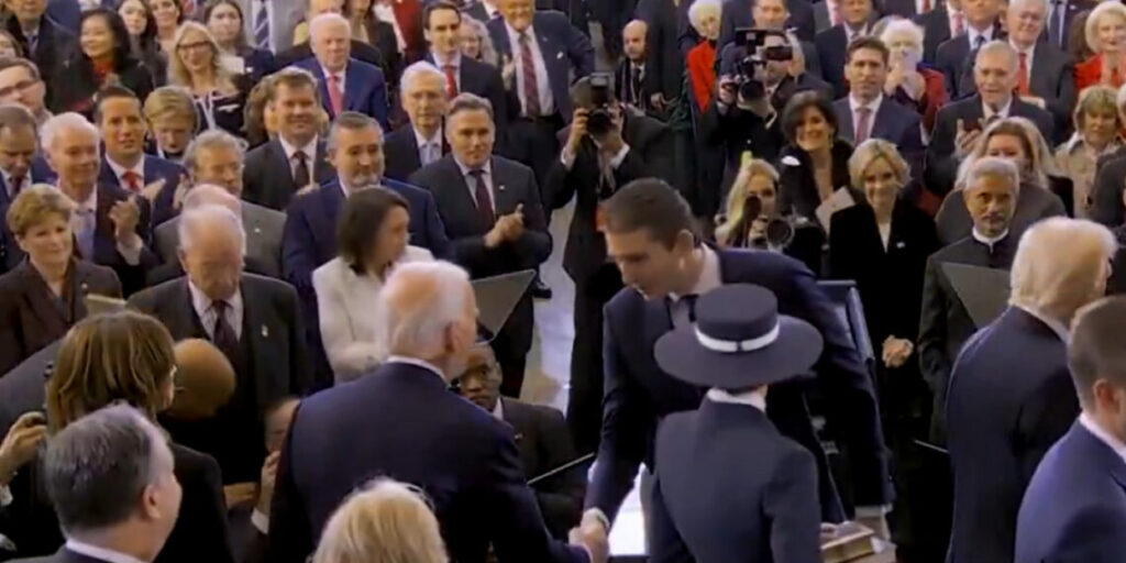 Zbulohet misteri/ Çfarë i tha djali i Trump në vesh Biden para se të largohej SHIKO VIDEO