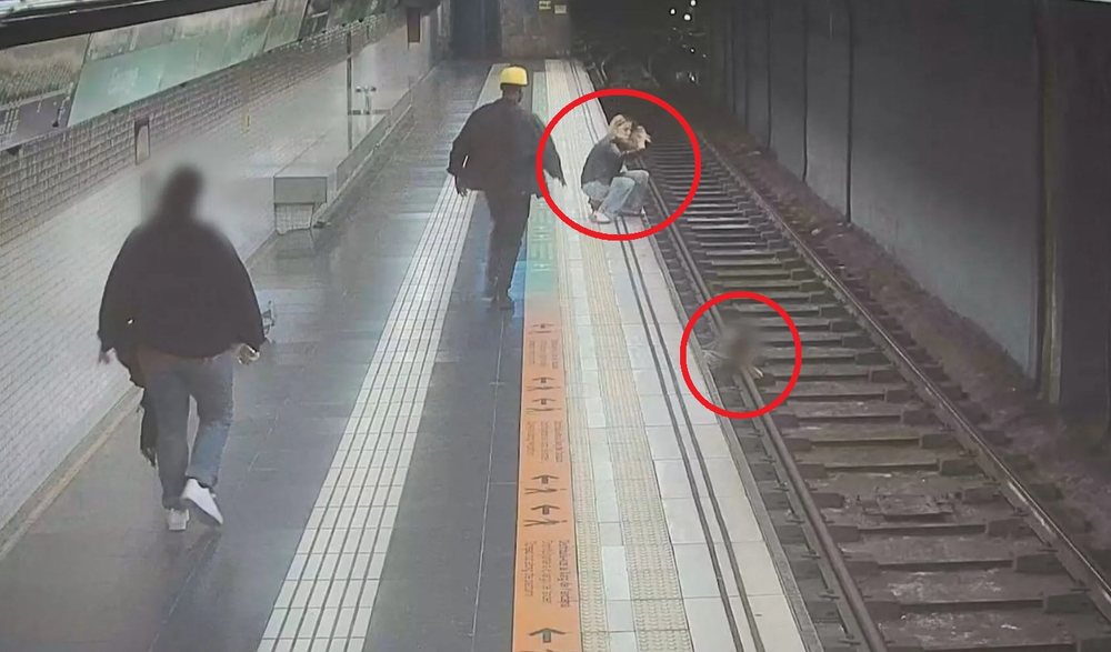 Gruaja heroinë, shpëton burrin e dehur që bie mbi shinat e trenit