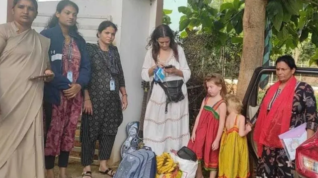 U ‘zhduk’ papritur… Gjendet pas 9 vitesh gruaja ruse, jetonte në një shpellë në Indi së bashku me dy vajzat e mitura