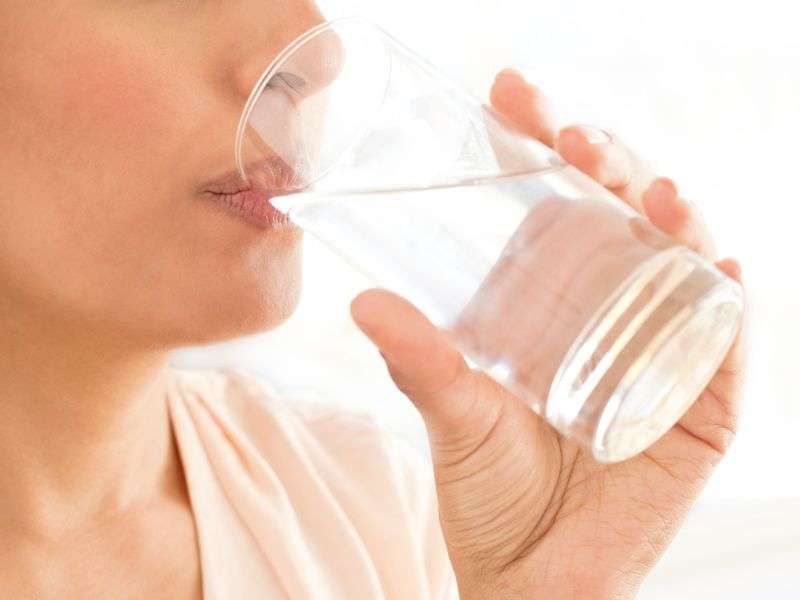 Sa ujë duhet vërtet të pimë? Shkenca sfidon rregullin e 8 gotave