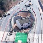 I vetëm përballë buldozerëve: Refuzoi të largohej nga shtëpia