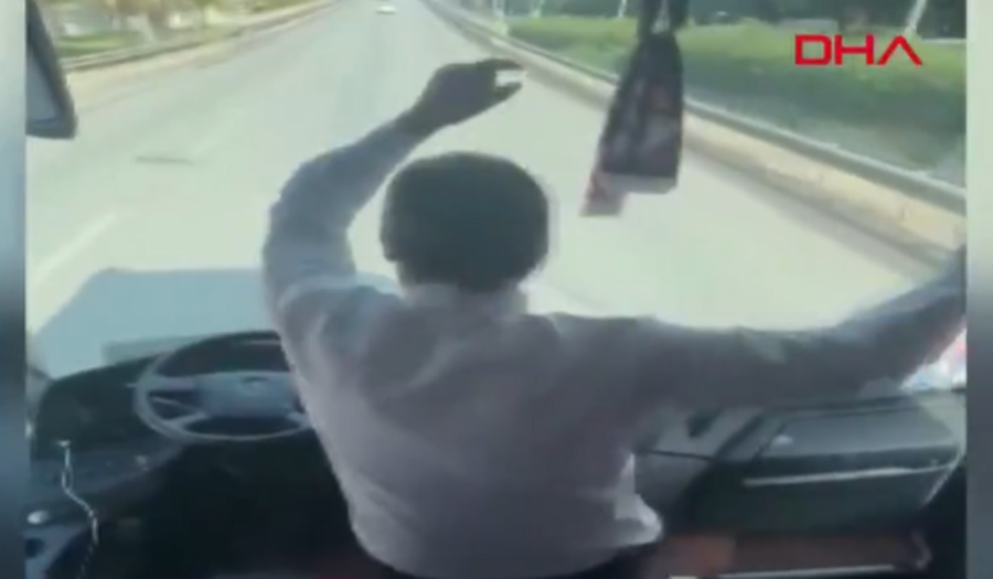 Shoferi i autobusit lë timonin dhe hedh valle me tifozët, videoja virale zemëron turqit