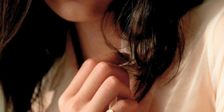 Nga mbretërit, te mafiozët/ Pse u rikthye në modë unaza e gishtit të vogël