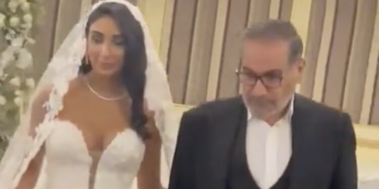 Polemika në Iran/ Vajza e këshilltarit të Khameneit u martua me fustan të hapur SHIKO VIDEO