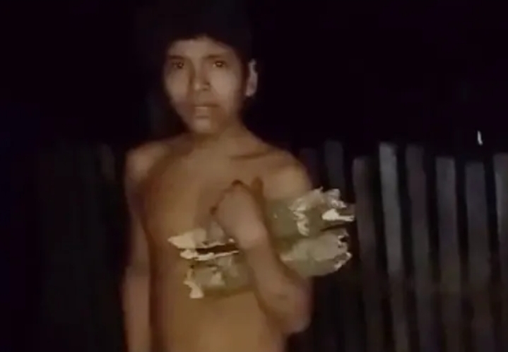 I riu indigjen viziton një komunitet të jashtëm dhe rikthehet te fisi i tij