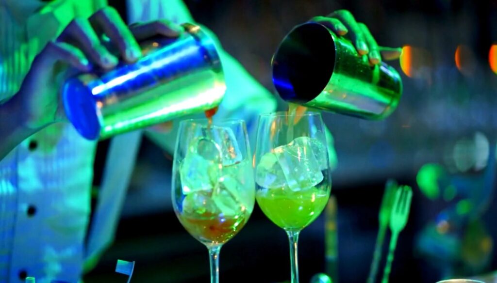 Trend shqetësues: Vajzat po i bashkohen djemve në konsumimin e alkoolit – ISHP paralajmëron rrezikun