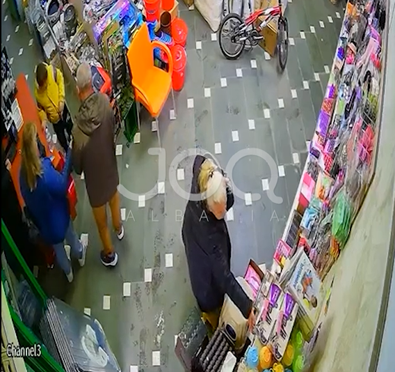 Gruaja filmohet duke vjedhur në një dyqan: S’është hera e parë!