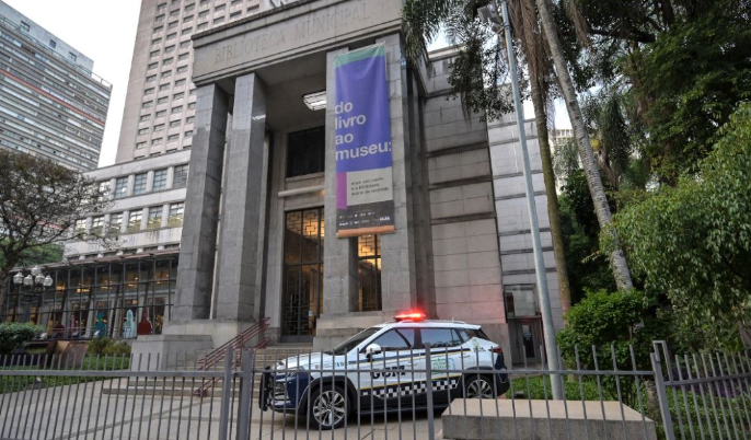 Persona të armatosur grabisin bibliotekën e Sao Paolos në Brazil