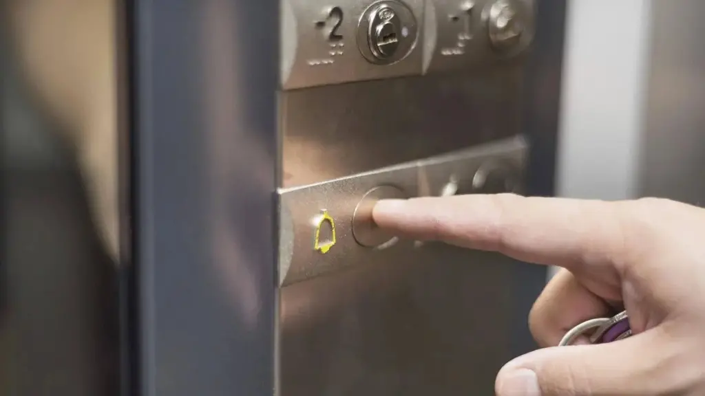 Një aventurë e frikshme: Si një burrë kaloi katër ditë në një ashensor të bllokuar