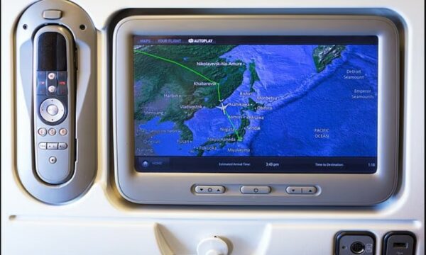 E vërteta pas kamerave “të fshehura” në aeroplanë – pse ekzistojnë dhe ku ndodhen