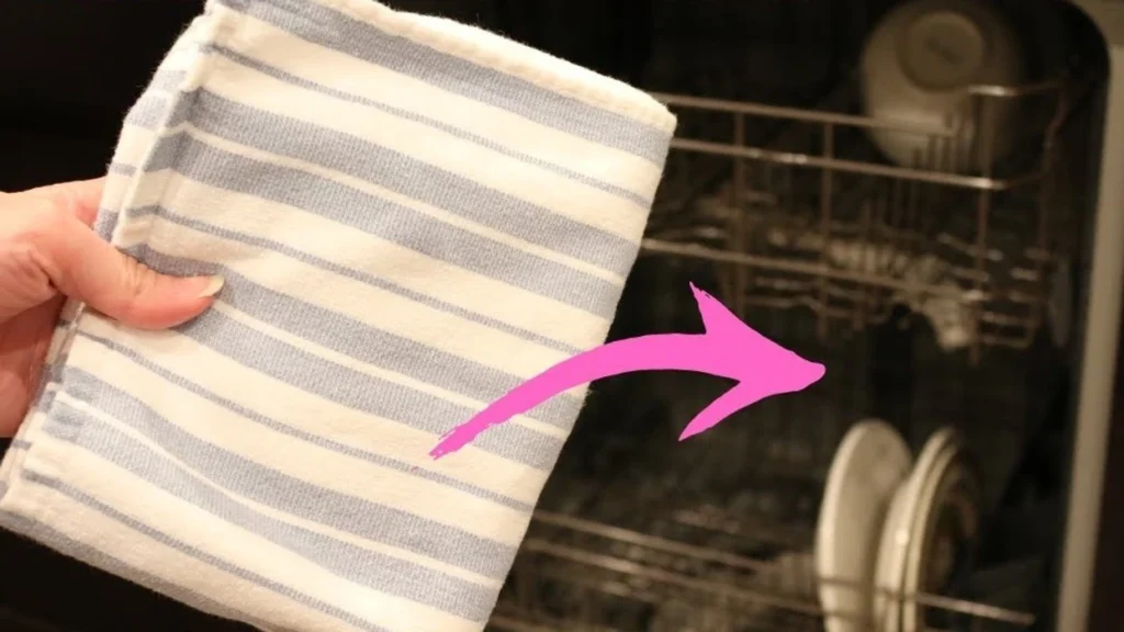 Truku me peshqir kuzhine që e bën enëlarësen të lërë enët pa njolla – pa lodhje dhe pa kosto shtesë