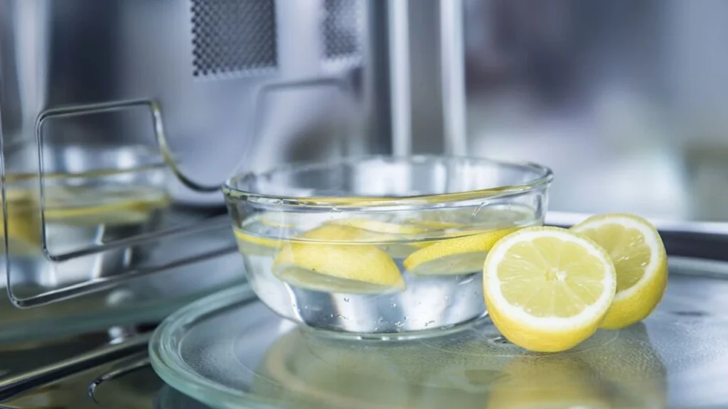 Pse duhet të vendosni ujë me limon në furrë?