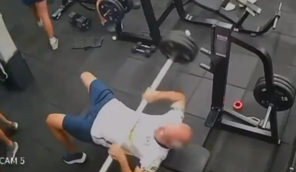 Ngjarje tragjike në stërvitje – braziliani vdes pasi shtanga i ra mbi gjoks shiko video..