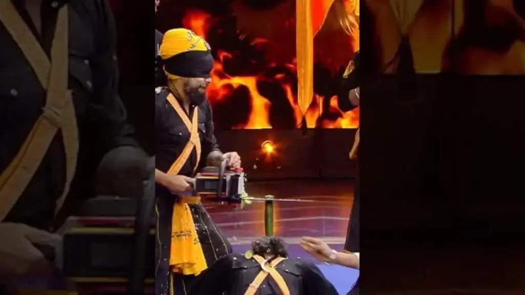 Rekord botëror: Prerja e kastravecit në gojën e tjetrit me sharrë elektrike