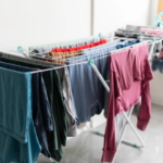 Tharja e rrobave brenda në shtëpi: Pse mund të dëmtojë shëndetin