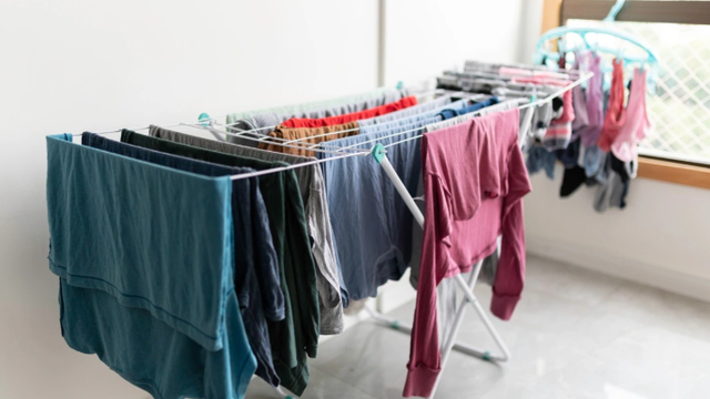 Tharja e rrobave brenda në shtëpi: Pse mund të dëmtojë shëndetin