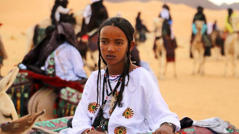 Fisi i rrallë: Gratë udhëheqin, zgjedhin partnerë dhe burrat mbulojnë fytyrën