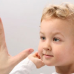 Studimet paralajmërojnë: Shuplakat ndikojnë drejtpërdrejt në të folur dhe të menduar