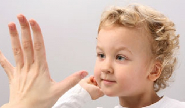 Studimet paralajmërojnë: Shuplakat ndikojnë drejtpërdrejt në të folur dhe të menduar