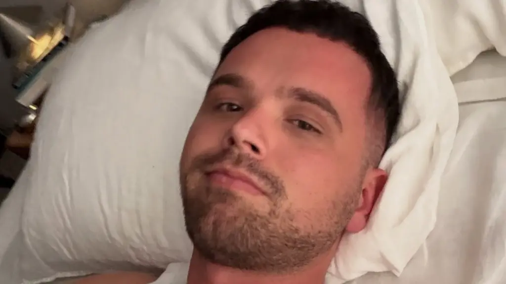 Halla e Yllit nuk mban dot lotët pasi dëgjon këngën e re të tij (Video)