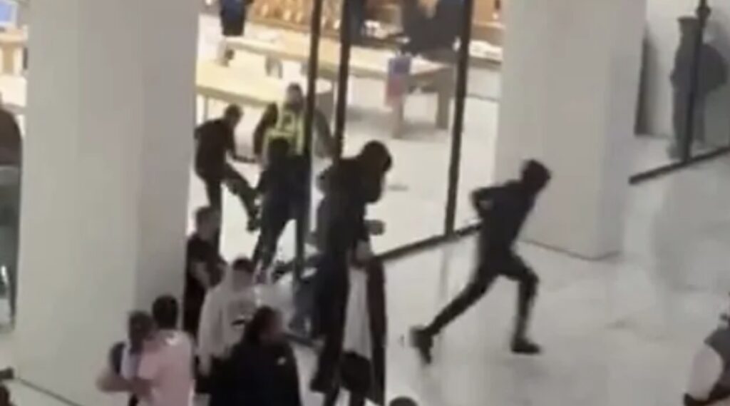 Pamje dramatike në Londër, disa të rinj të maskuar sulmojnë një dyqan të Apple shiko9 video
