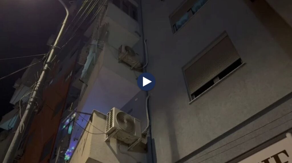 Një 85 vjeçare ka rënë aksidentalisht nga kati i tretë i banesës së saj në një pallat në lagjen nr 18 të qytetit të Korçës…shiko video